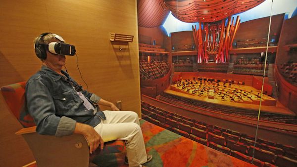 Man experiences LA Philharmnic in VR