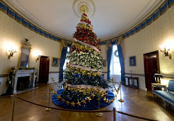 The White House at Christmas-time via VR