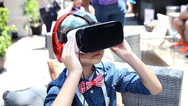 Boy using Samgsung Gear at VidCon2016