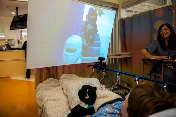 Immersive screen for children before surgery