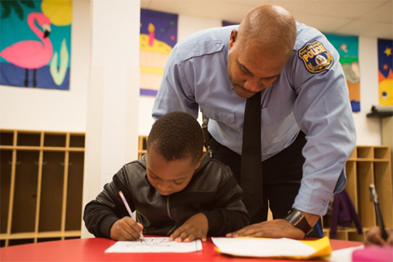 Police Officer Frank Holmes and student, photo by Brianna Spause